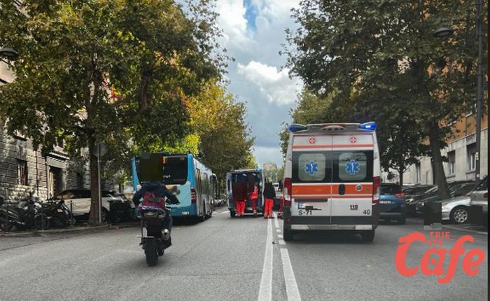 Viale D'Annunzio, scontro tra due mezzi: 118 sul posto