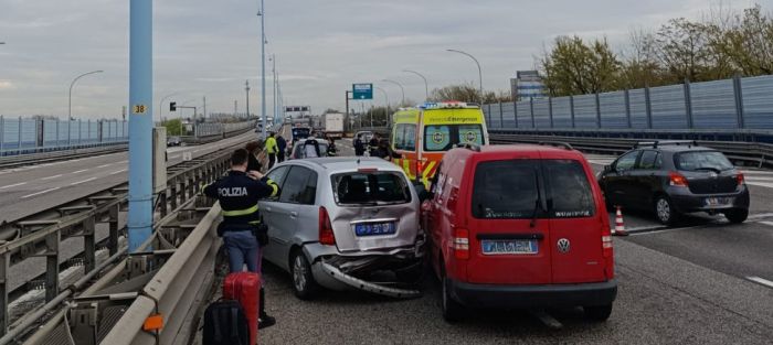 Incidente in A4: autoarticolato fuori strada e scontro tra 7 veicoli, traffico rallentato per chilometri
