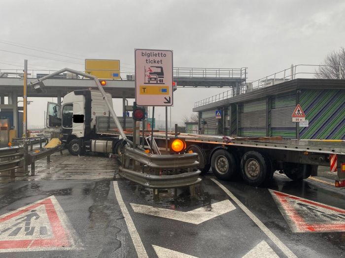 A4, camion danneggia barriere di sicurezza durante manovra al casello autostradale