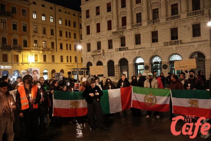 Trieste in piazza per l’Iran, 200 persone a Ponterosso: candele e appello contro repressione (FOTO-VIDEO)