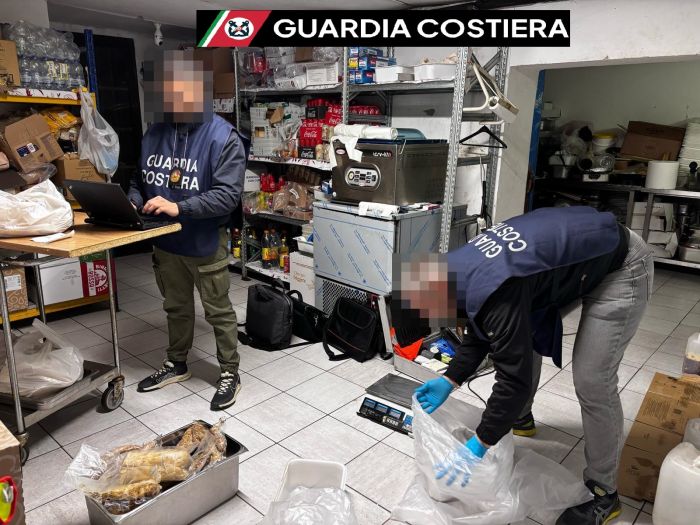 Guardia Costiera sequestra 90 kg di alimenti in un ristorante: sanzioni per 3.500 euro!!
