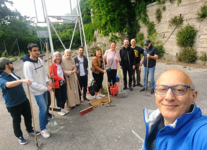 Pulizia al campetto del Seminario di via Besenghi, volontari in azione per recuperare un pezzo di città