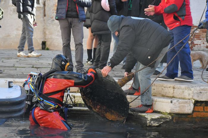Gondolieri sub: nuova immersione nei canali di Venezia, recuperati 5,5 quintali di rifiuti