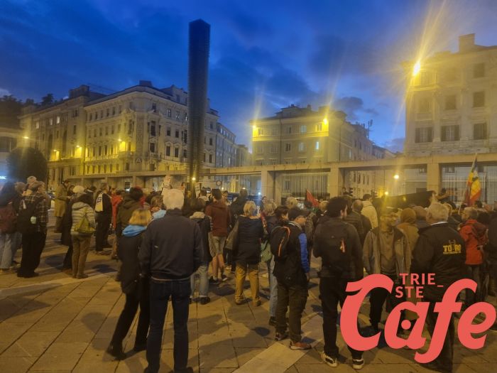 Piazza Goldoni, un centinaio al presidio Pro Palestina (FOTO) 