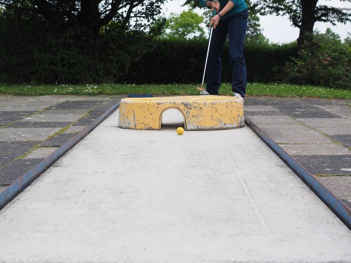 Spunta online l’idea di un minigolf a Trieste: semplice svago o opportunità concreta?