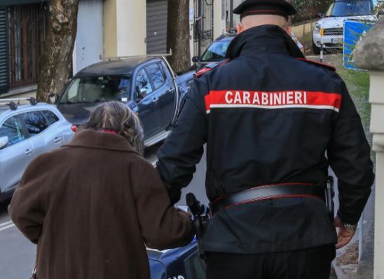 Muggia, anziano in difficoltà non si ricorda più dove abita: Carabinieri passano in zona, lo vedono e lo aiutano!