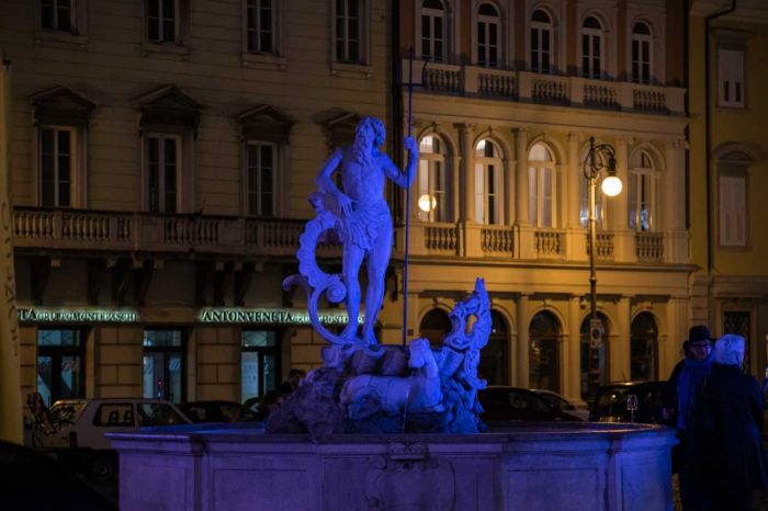 Giornata Internazionale dei Bambini Scomparsi: il 25 maggio la Fontana del Nettuno si illumina di blu