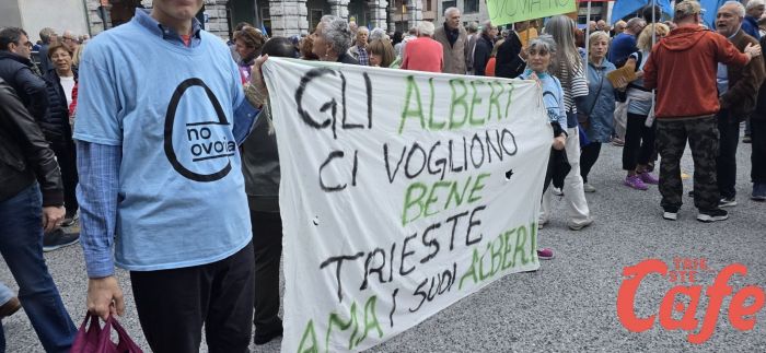 Il comitato No Ovovia in sit-in davanti al municipio di Trieste
