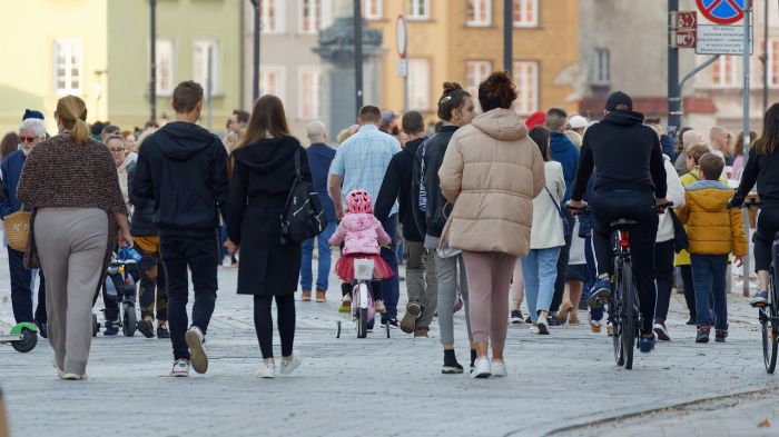 Marciapiedi invasi: non solo auto! Un triestino denuncia anche bar, bancarelle e scarichi merci