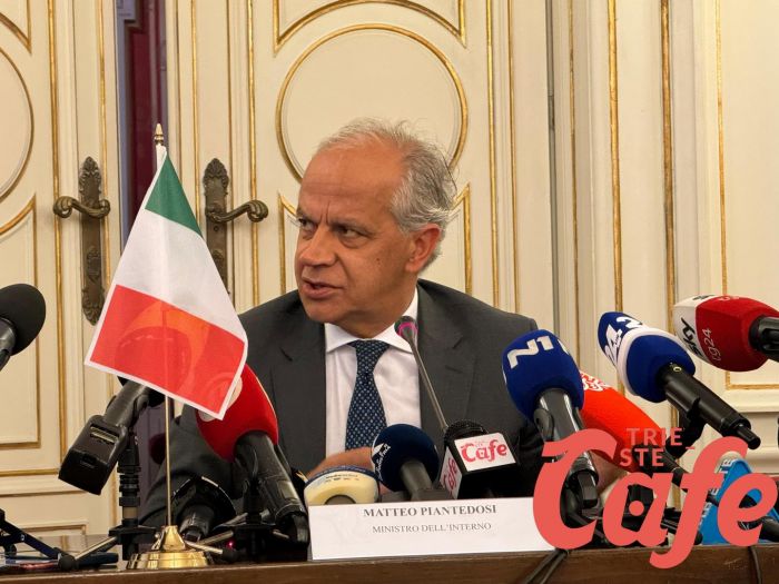 Romeno con targa "casalinga" trasportava irregolari turchi: i controlli di Piantedosi lo incastrano! 