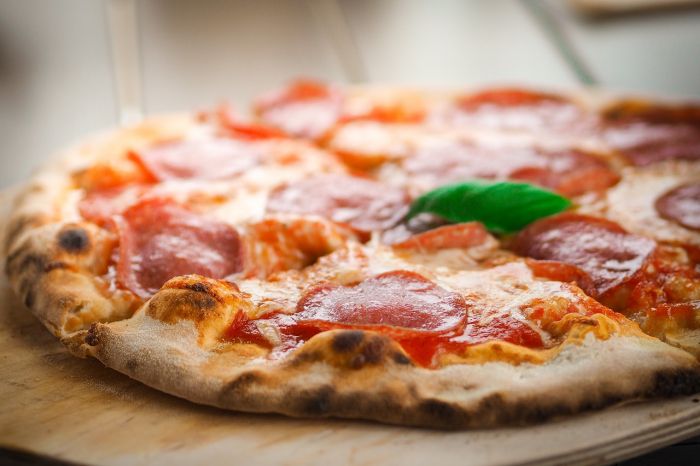 "LADRI!", duro sfogo di un triestino dopo la cena: "14 euro per una pizza e niente scontrino"