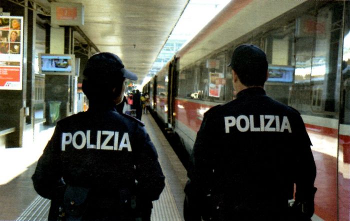 Tre ragazzi stranieri (due minori non accompagnati) trovano portafoglio e lo portano alla polizia