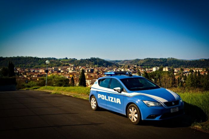 Sperona l'auto della polizia per sfuggire ad un controllo ma viene fermato ed arrestato 