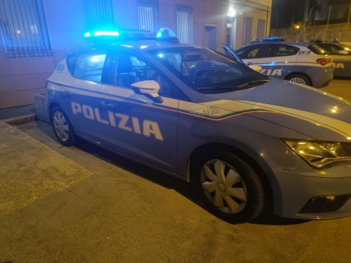 Tensione davanti al bingo di piazza Goldoni: lite tra uomini, interviene la polizia
