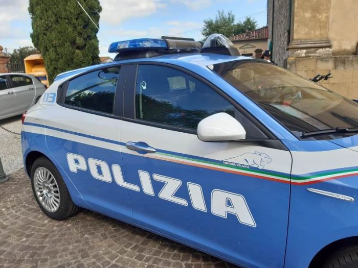 Perseguita per due anni la ex compagna: Polizia applica braccialetto elettronico e divieto di avvicinamento