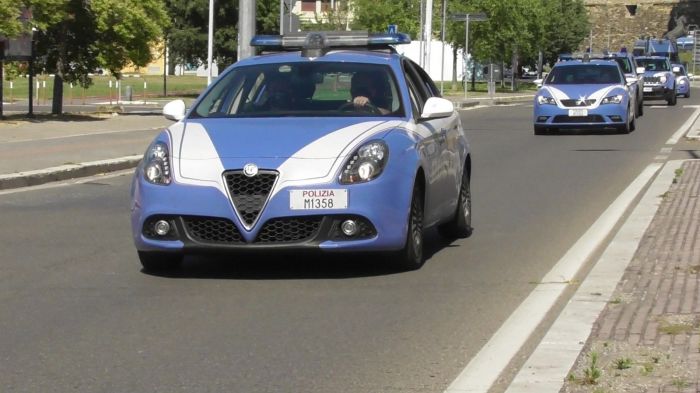 Fvg, fermata auto con 6 persone a bordo: uno di loro nervoso, è uno spacciatore. Arrestato cittadino pakistano