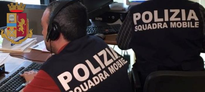 Sfreccia a tutta velocità contromano per evitare i controlli, passeur arrestato con irregolari 