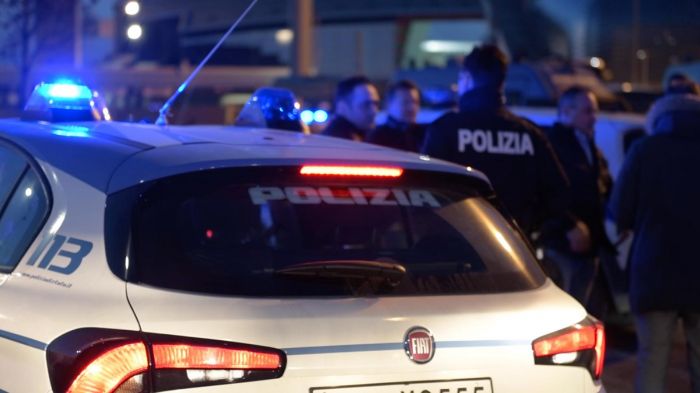 Carnevale estivo, gruppo di italiani assalta due ragazzi colombiani, polizia in azione lampo