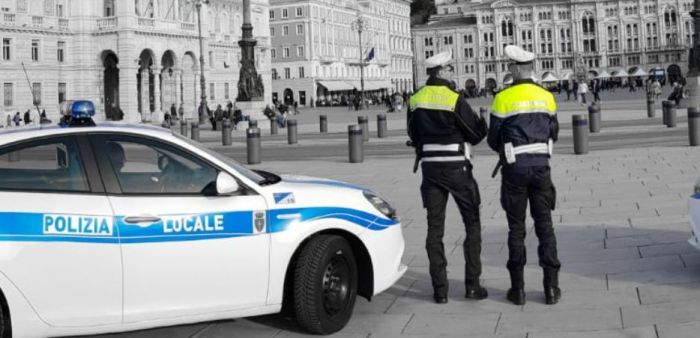 Incidente sul Colle di San Giusto: scoperto con documenti falsi, scatta la denuncia