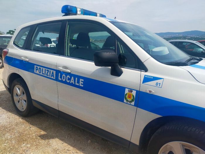 Polizia locale in azione a Monfalcone, autocarro sloveno intercettato dopo manovre pericolose in centro