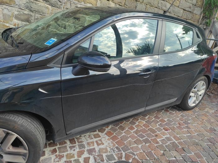 Auto vandalizzata in via Scala Santa: “Così ho ritrovato la mia macchina questa mattina. Quanta cattiveria”