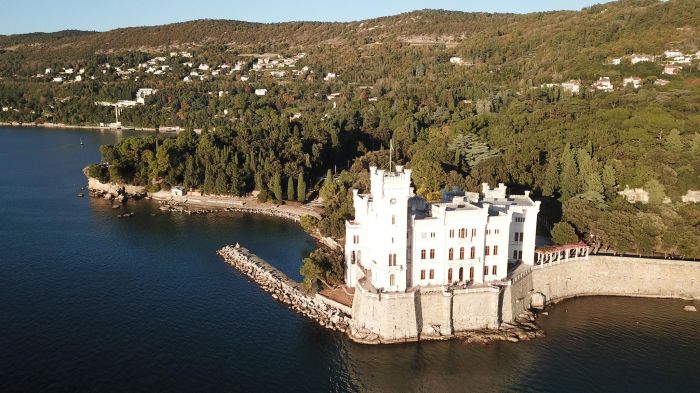 Splendido Castello di Miramare con vista mozzafiato dal drone (VIDEO) 