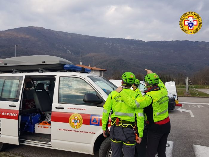 Zii e nipote vanno in montagna e colti dal freddo si fanno recuperare dal soccorso alpino