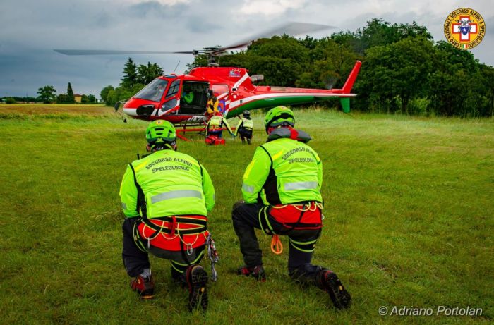In gita in montagna, escursionisti molto stanchi e assetati chiamano il soccorso alpino