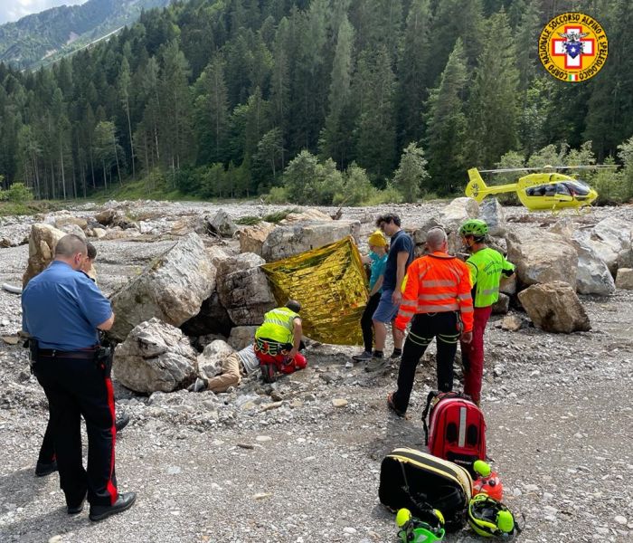 Va passeggio in montagna ma poi viene colta dal panico in discesa: soccorsa con l'elicottero e riportata a valle 
