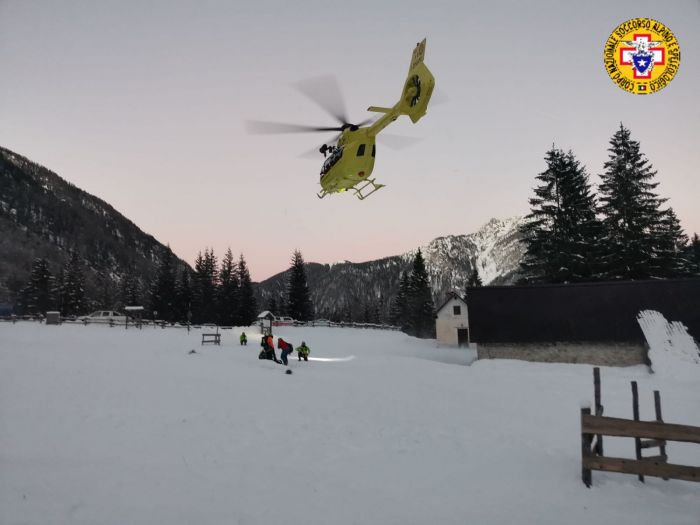 Fvg, scivola su un tratto ghiacciato: escursionista recuperato con l’elisoccorso