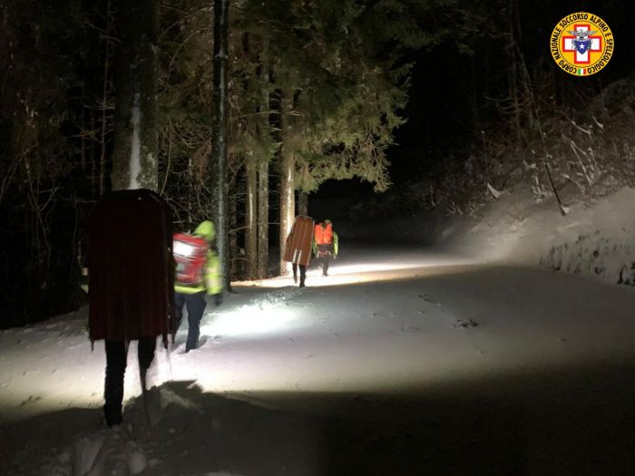 Ciclista cade per dieci metri in un canale impervio, salvato al tramonto grazie alla torcia
