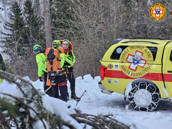 Veneto: escursionista bloccato sul sentiero innevato, recuperato dall'elisoccorso