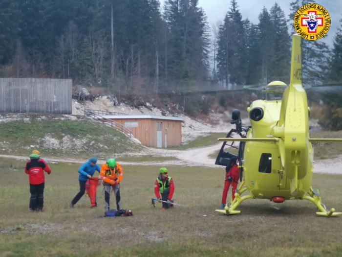 Si perde in montagna, soccorsa con l'elisoccorso dopo ore nella boscaglia