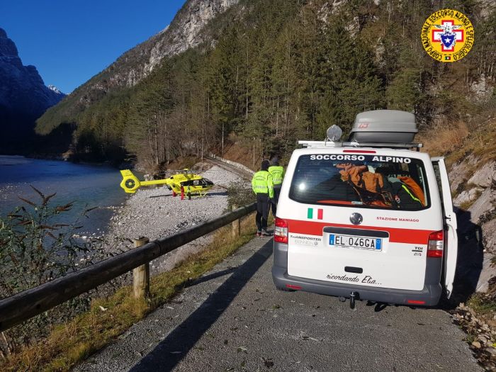 Attiva i soccorsi e poi rientra a casa autonomamente a Sappada