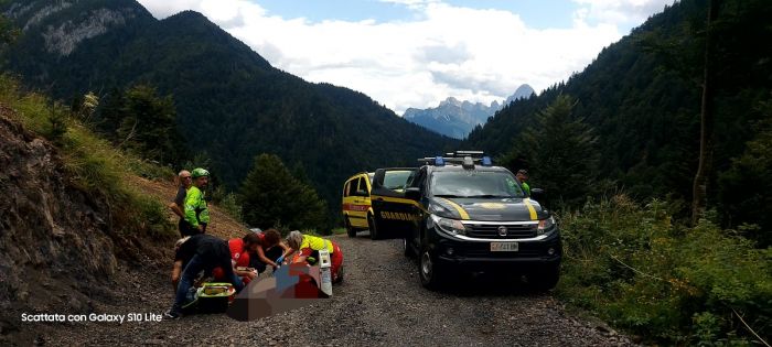 Fvg, cade con la mountain bike in montagna e viene recuperato dall'elisoccorso
