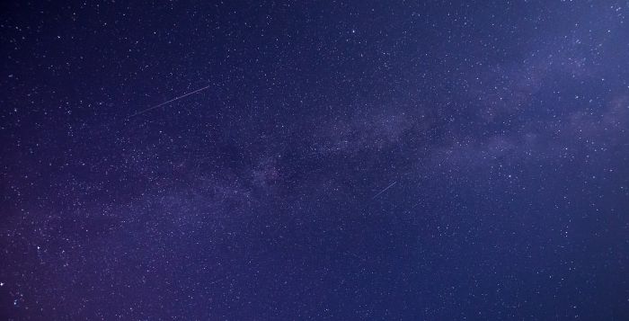 Luce misteriosa nel cielo sopra il Golfo: segnalato un oggetto volante non identificato