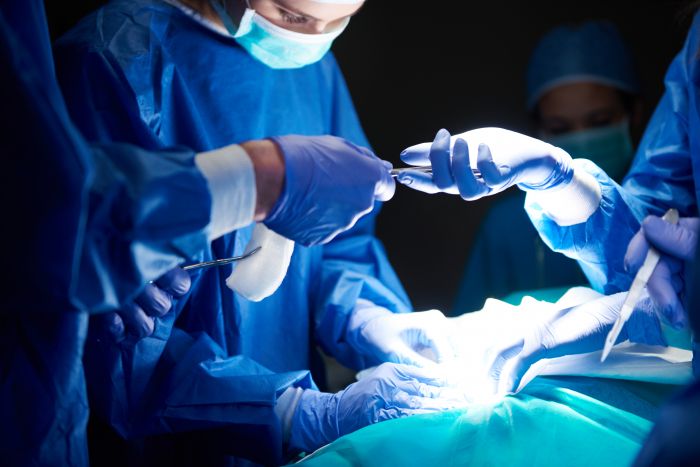 Scandalo in Austria: neurochirurgo consente alla figlia di 13 anni di operare un paziente