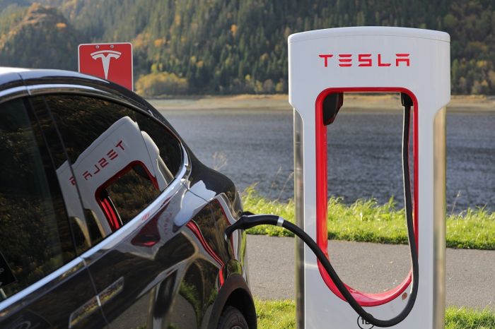 Tesla, lavoratori tedeschi chiedono migliori condizioni di lavoro 