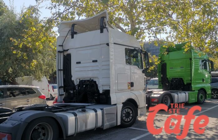 Inciviltà a Barcola, due camion occupano 6 (!!!) stalli riservati alle auto 
