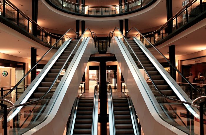 Rifondazione: oggi troppi centri commerciali aperti, serve un referendum
