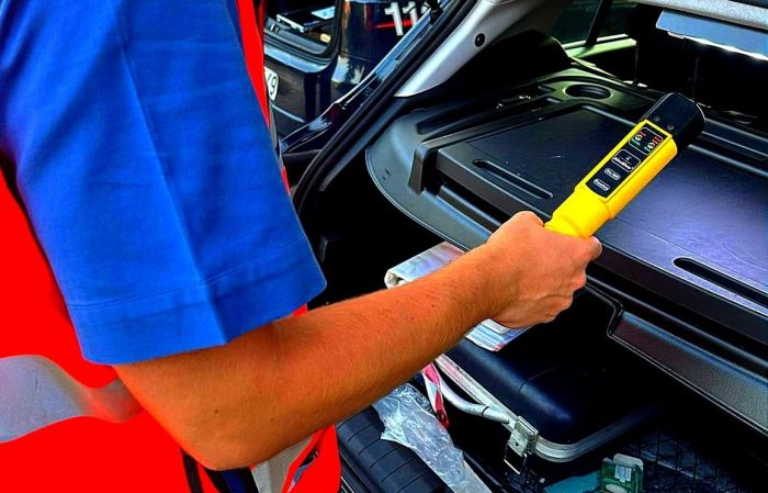 Baia di Sistiana, vedono i Carabinieri e tentano (inutilmente) un cambio alla guida volante: addio patente 