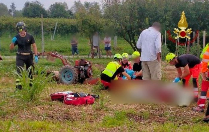 Motocoltivatore incastrato con entrambi gli arti inferiori nelle lame dell' attrezzo agricolo