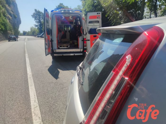 Scontro in Costiera auto-moto, traffico in tilt e lunghe file: 2 centauri all'ospedale