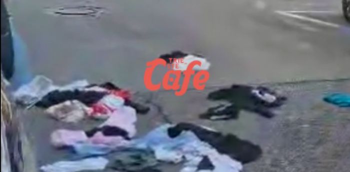Scene da film in via Slataper. Probabile matrimonio finito, lancia tutto dalla finestra (anche mutande e reggiseni) VIDEO