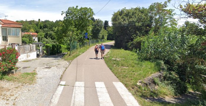 Tenta di togliersi la vita dalla ciclabile dopo aver avvisato la mamma, la polizia interviene e lo salva in extremis