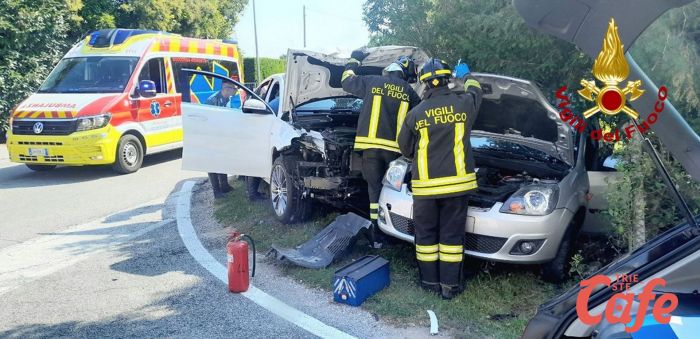 Fvg, scontro tra due auto: poi abbattono assieme il muretto di una casa privata
