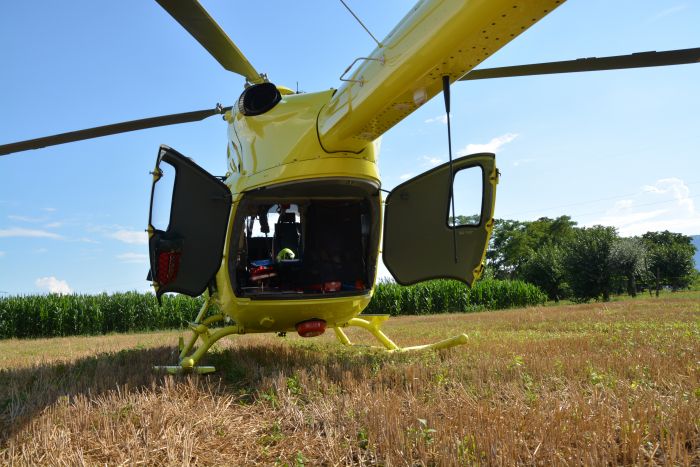 Due auto si schiantano in Fvg: entrambi i conducenti all'ospedale, uno dei due in elisoccorso