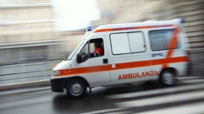 Cade dal monopattino a Milano e batte la testa, è grave