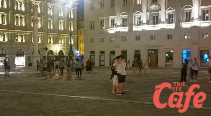 Proposta di matrimonio da favola in piazza Unità, si inginocchia e chiede la mano dell'amata! Poi tripudio collettivo 