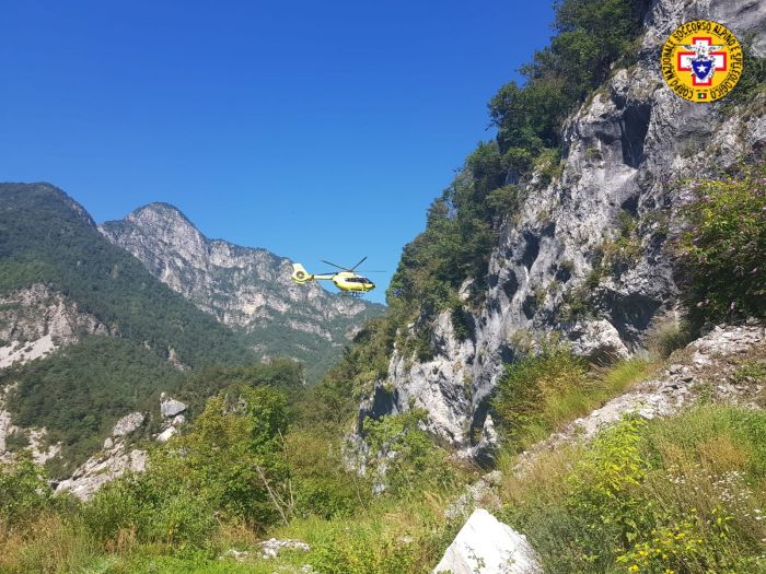 Improvviso malore in montagna, elisoccorso immediatamente sul posto 